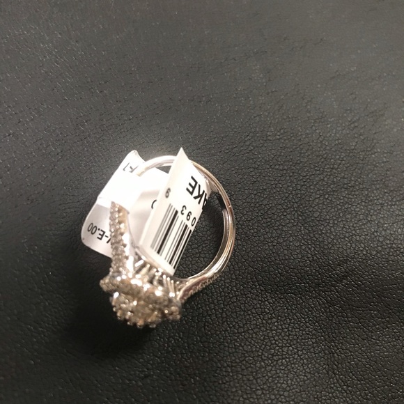 NWT Silver Beautiful Flower Ring - Picture 5 of 12